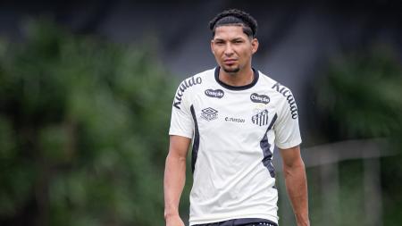 Rony, do Santos, durante treinamento no CT Rei Pelé