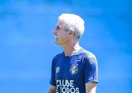 Luís Castro comanda o Grêmio no CT Luiz Carvalho, em Porto Alegre
