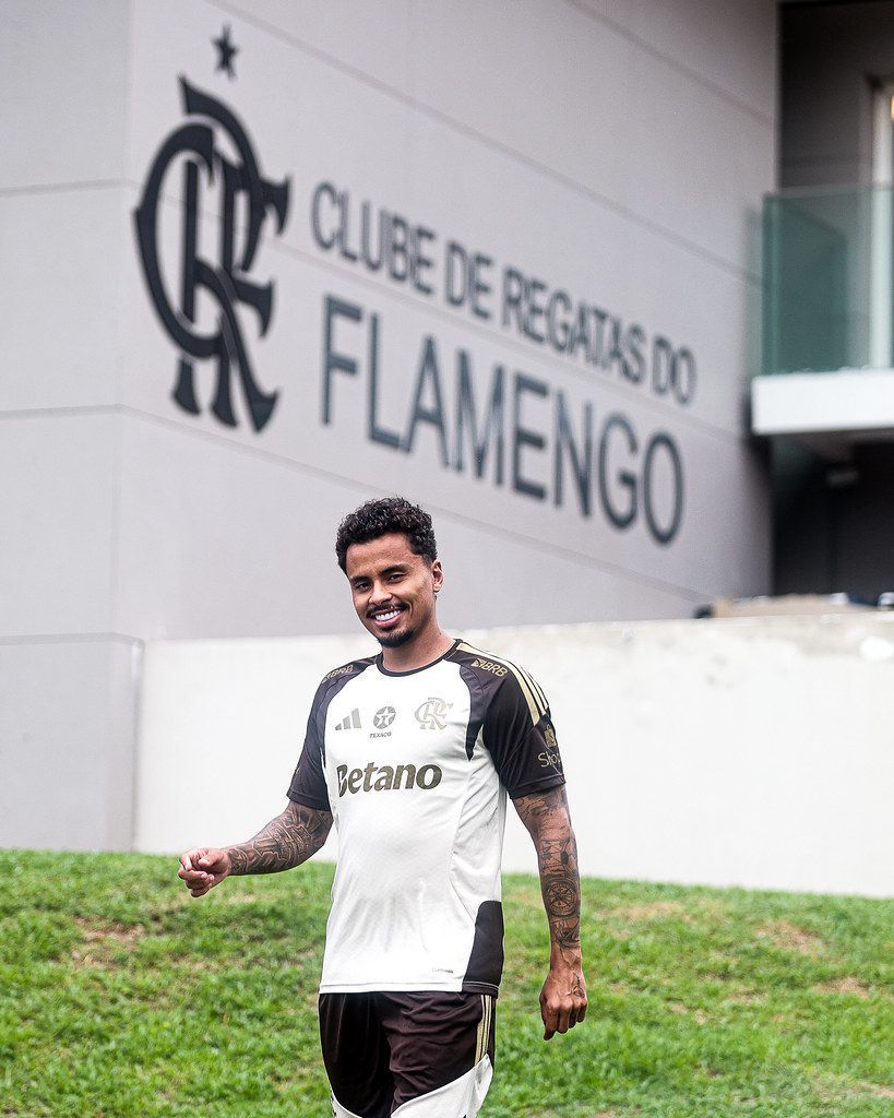Corinthians avança em negociação para contratar o volante Allan, do Flamengo
