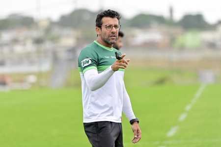 Alberto Valentim em treino