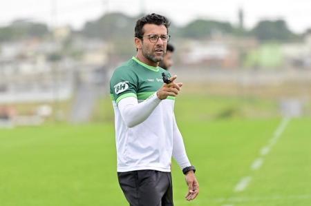 Alberto Valentim em treino