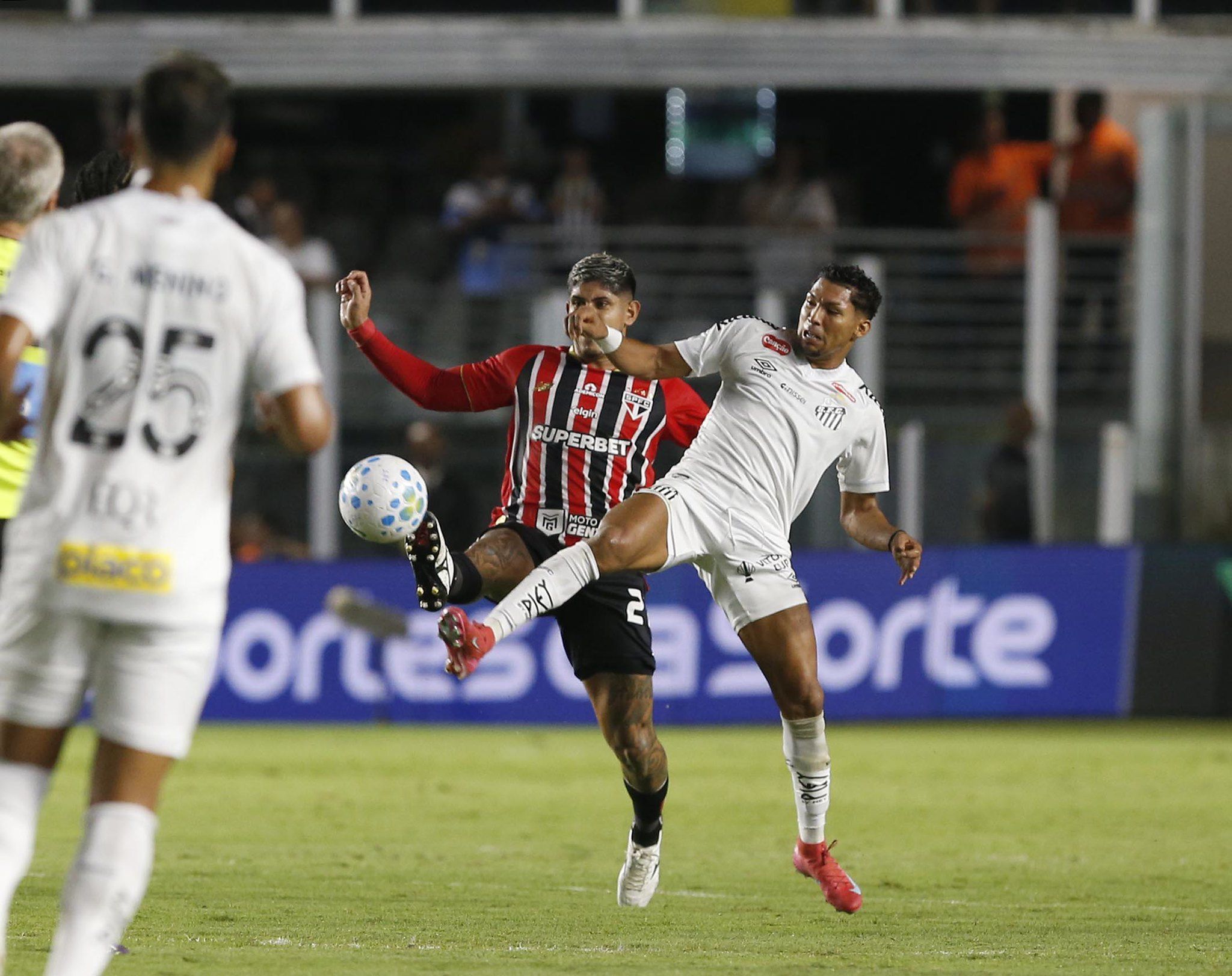 Torcida do Santos protesta contra diretoria em noite de empate com São Paulo