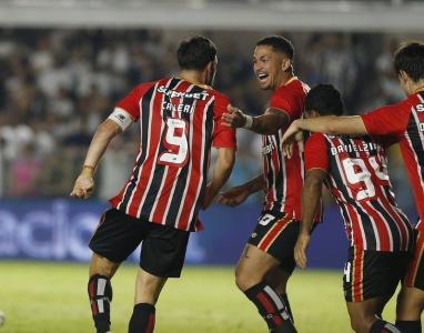 Luciano comemora gol com Calleri; camisa 10 teve sobrecarga muscular
