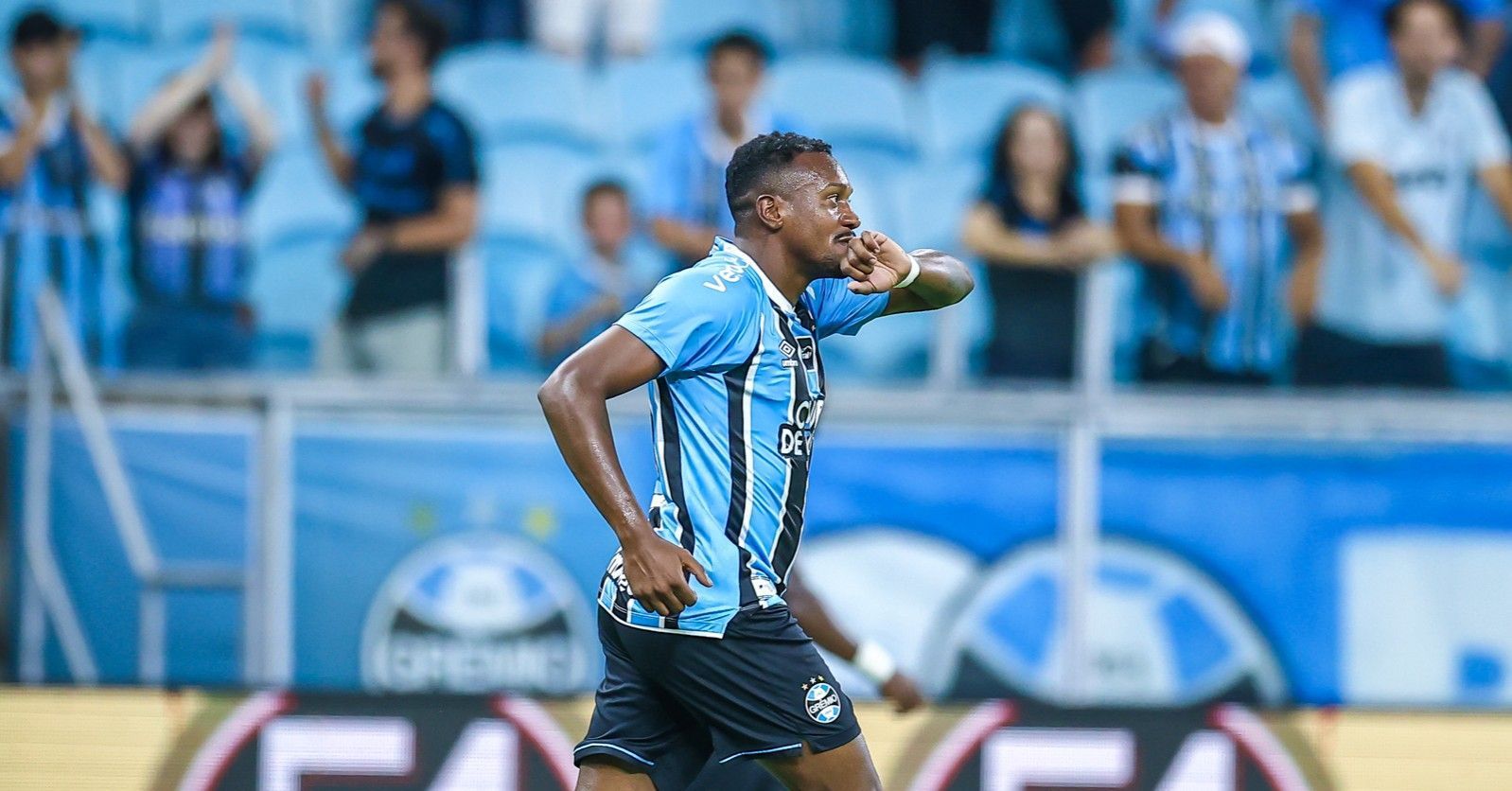 Com rescisão de Edenilson, Grêmio chega a 18 saídas em 2026; veja lista