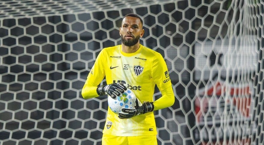 Everson reage a pênalti não marcado em Renan Lodi durante RB Bragantino x Atlético