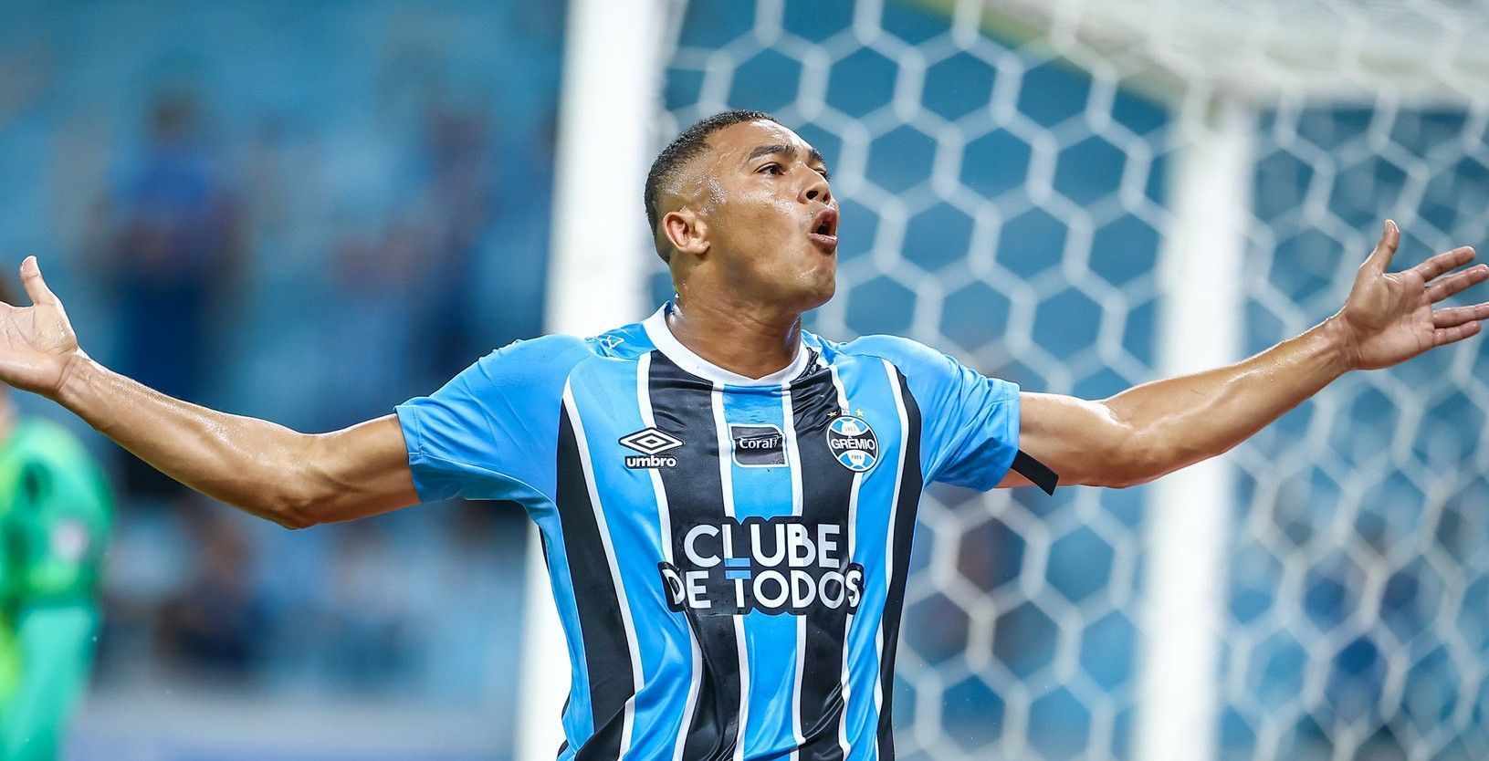 Com hat-trick de Carlos Vinicius, Grêmio vira e bate Botafogo pelo Brasileirão