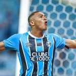 Com hat-trick de Carlos Vinicius, Grêmio vira e bate Botafogo pelo Brasileirão