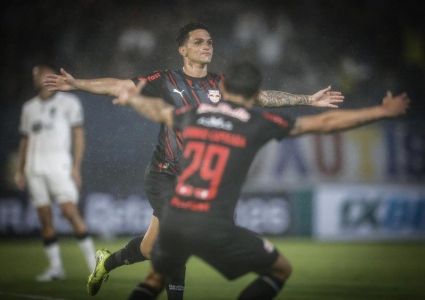 Gustavinho comemora gol pelo RB Bragantino contra o Atlético