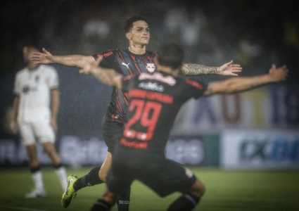 Gustavinho comemora gol pelo RB Bragantino contra o Atlético
