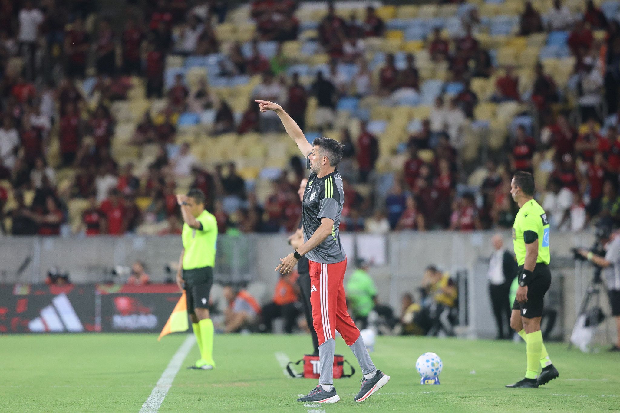 Pezzolano reage a empate do Inter com Flamengo no Maracanã e 'avalia' Filipe Luís
