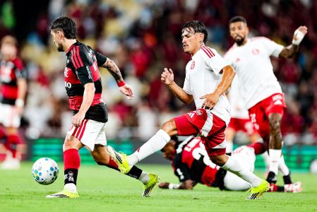 Flamengo x Internacional: Arrascaeta encara a marcação adversária no Maracanã