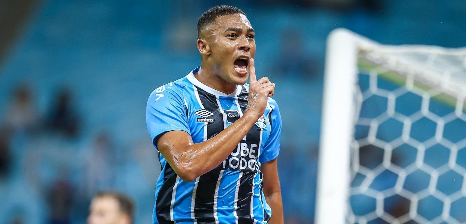 Atacante do Grêmio, Carlos Vinicius está no top 10 artilheiros do mundo; veja lista