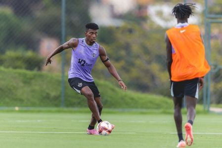 Mateo Cassierra durante treino do Atlético na Cidade do Galo