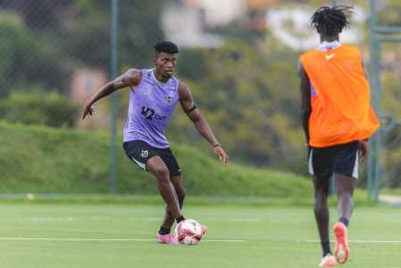 Mateo Cassierra durante treino do Atlético na Cidade do Galo