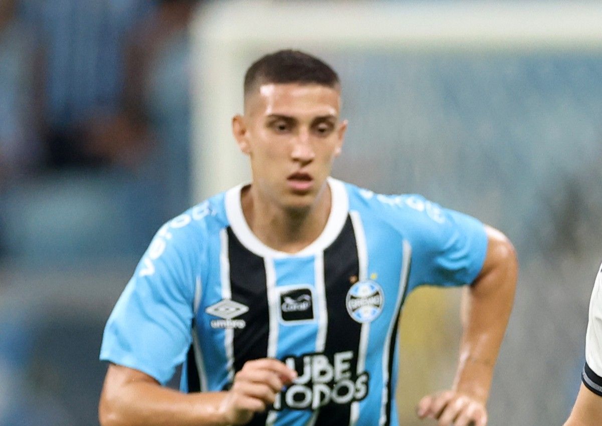Meia do Grêmio sente dores, é substituído contra o Botafogo e vira preocupação