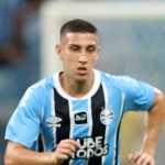 Meia do Grêmio sente dores, é substituído contra o Botafogo e vira preocupação