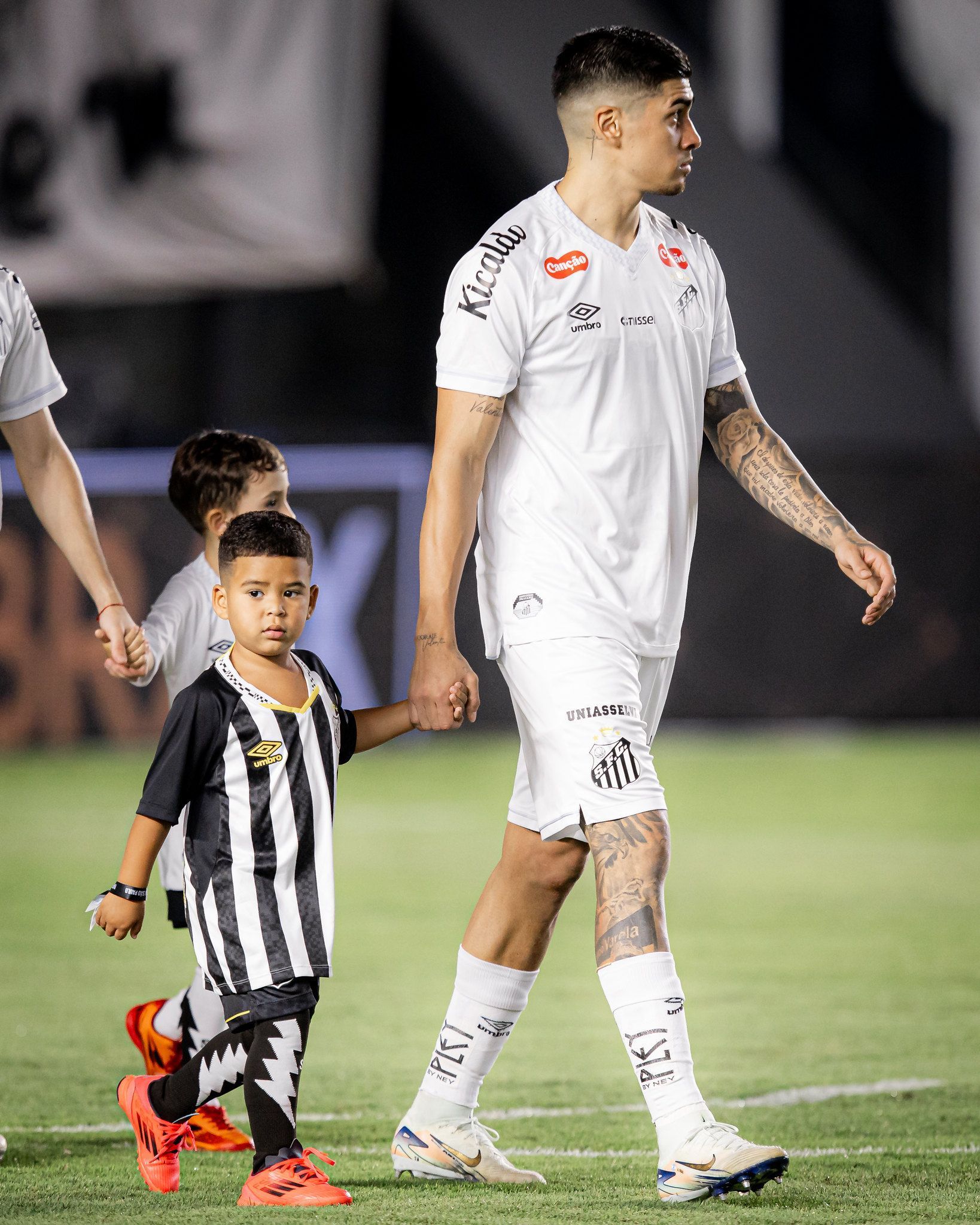 Zagueiro titular do Santos se lesiona após clássico contra o São Paulo