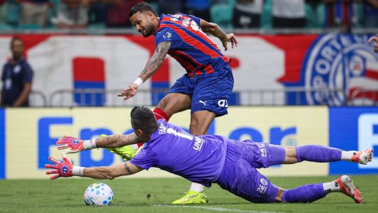 Willian José, do Bahia, tenta finalização contra Fábio, do Fluminense