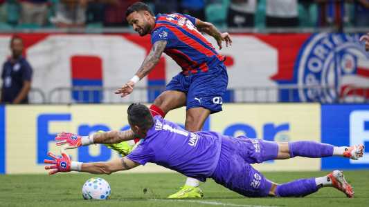 Willian José, do Bahia, tenta finalização contra Fábio, do Fluminense