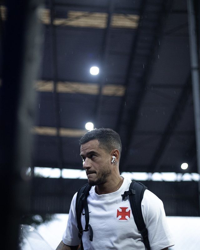 Fernando Diniz rebate críticas e rasga elogios para craque do Vasco