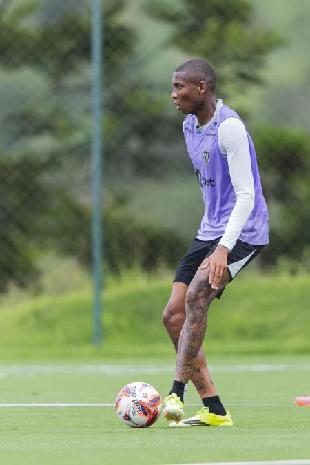 Patrick Silva, volante do Atlético, em treinamento