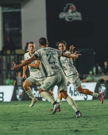 Jogadores da Chape celebram gol de empate contra o Vasco