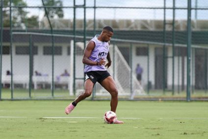 Júnior Santos em treino do Atlético na Cidade do Galo