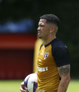 Luciano participa de treino do São Paulo após sobrecarga muscular