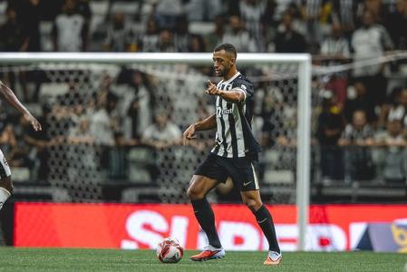 Vitor Hugo, zagueiro do Atlético, em ação contra o Athletic