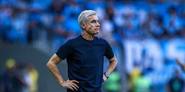 Luís Castro à beira do campo na Arena do Grêmio, em Porto Alegre