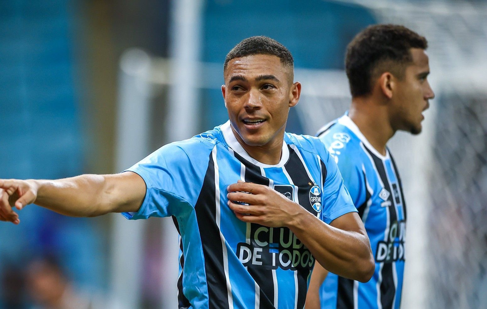 Carlos Vinicius celebra mais um gol pelo Grêmio e comenta sequência de jogos