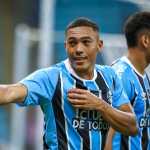 Carlos Vinicius celebra mais um gol pelo Grêmio e comenta sequência de jogos