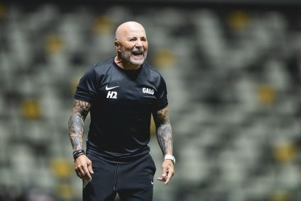 Técnico Jorge Sampaoli em jogo do Atlético na Arena MRV