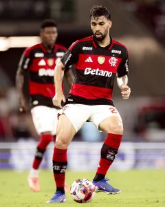 Lucas Paquetá em ação pelo Flamengo contra o Sampaio Corrêa-RJ