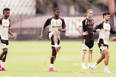 Filipe Luís, ao fundo, observa atividade do Flamengo no Ninho do Urubu