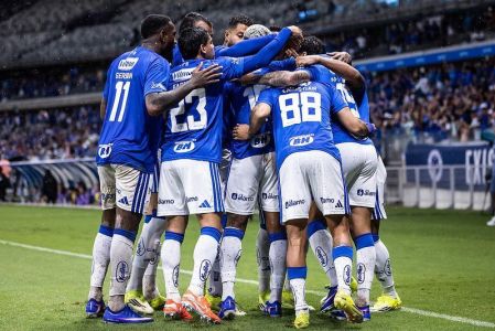 Jogadores do Cruzeiro comemoram gol marcado contra o América