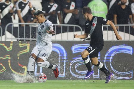 Vasco x Botafogo: gramado encharcado atrapalha desempenho em jogo do Campeonato Carioca