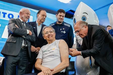 Lula (PT) acompanha início da vacinação de profissionais da saúde em campanha contra a dengue; o médico e vice-presidente Geraldo Alckmin (PSB) aplicou o imunizante em evento no Instituto Butantan