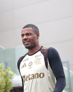 De La Cruz, com proteção no joelho esquerdo, em atividade do Flamengo no Ninho do Urubu