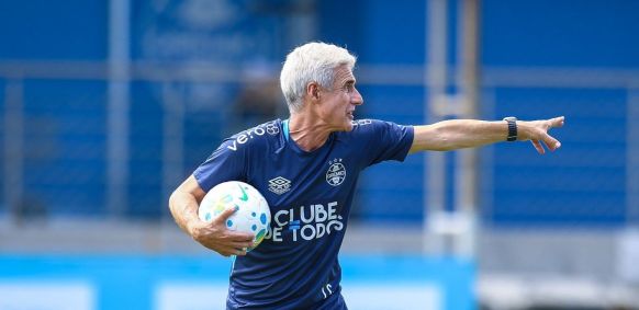 Luís Castro treina o Grêmio para sequência de jogos da temporada