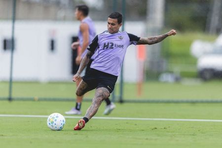 Dudu durante treino do Atlético na Cidade do Galo