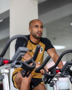 Lucas Moura faz trabalho regenerativo após ter participação decisiva em vitória do São Paulo sobre Primavera