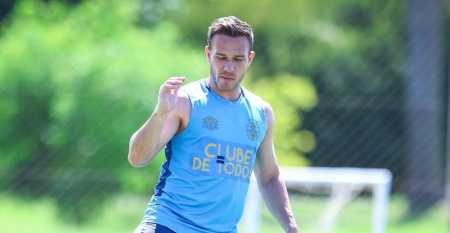 Arthur volta ao time titular do Grêmio