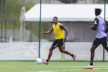 Júnior Santos em treino na Cidade do Galo
