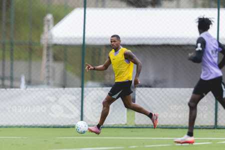 Júnior Santos em treino na Cidade do Galo