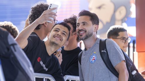 Everton Ribeiro atende fã no Aeroporto Internacional de Salvador