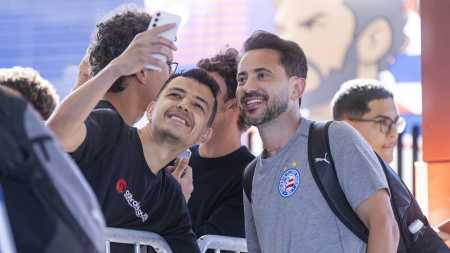Everton Ribeiro atende fã no Aeroporto Internacional de Salvador