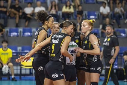 Jogadoras do Dentil/Praia Clube comemoram ponto no Ginásio UTC, em Uberlândia