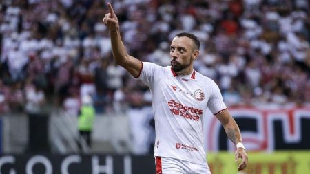 Paulo Sérgio comemora gol do Náutico sobre o Santa Cruz