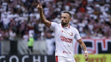 Paulo Sérgio comemora gol do Náutico sobre o Santa Cruz